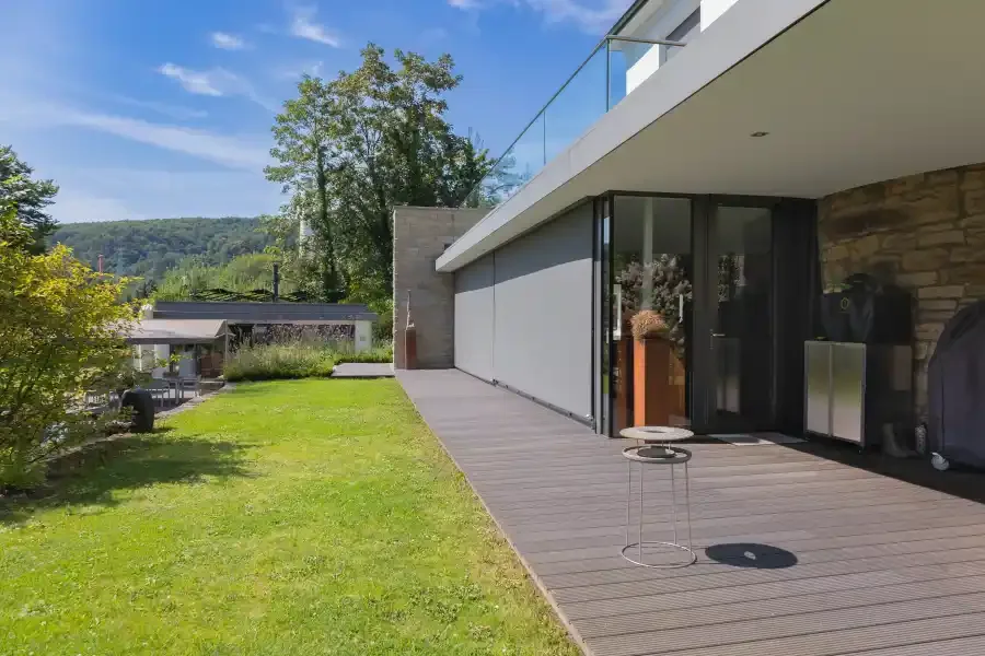 CLASSIC deck in front of a modern house (manufacturer photo)