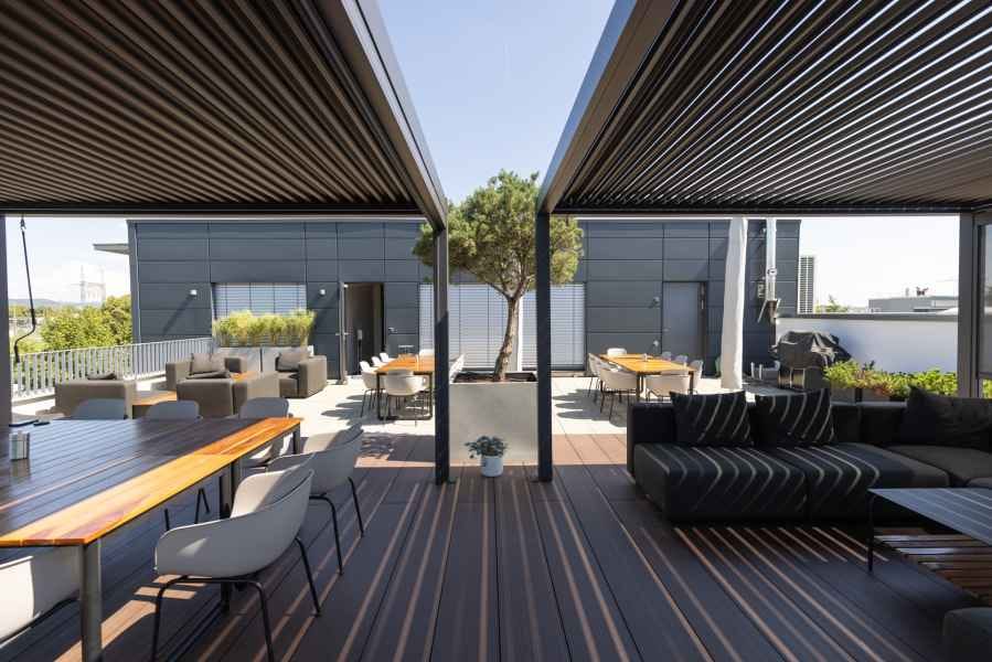 DYNUM roof terrace with a louvred roof (manufacturer photo)