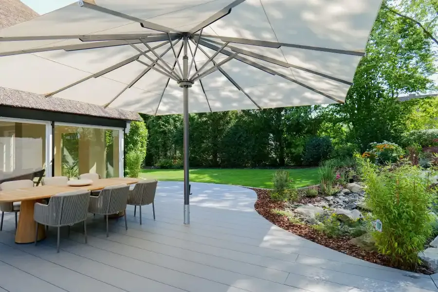 DYNUM deck with a dining area in the garden (manufacturer photo)