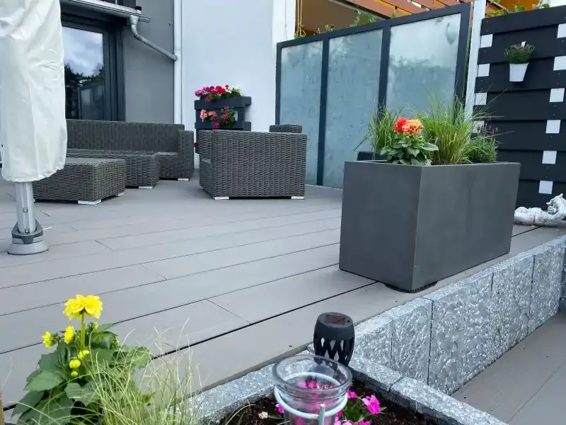 PREMIUM deck with flower boxes (manufacturer photo)