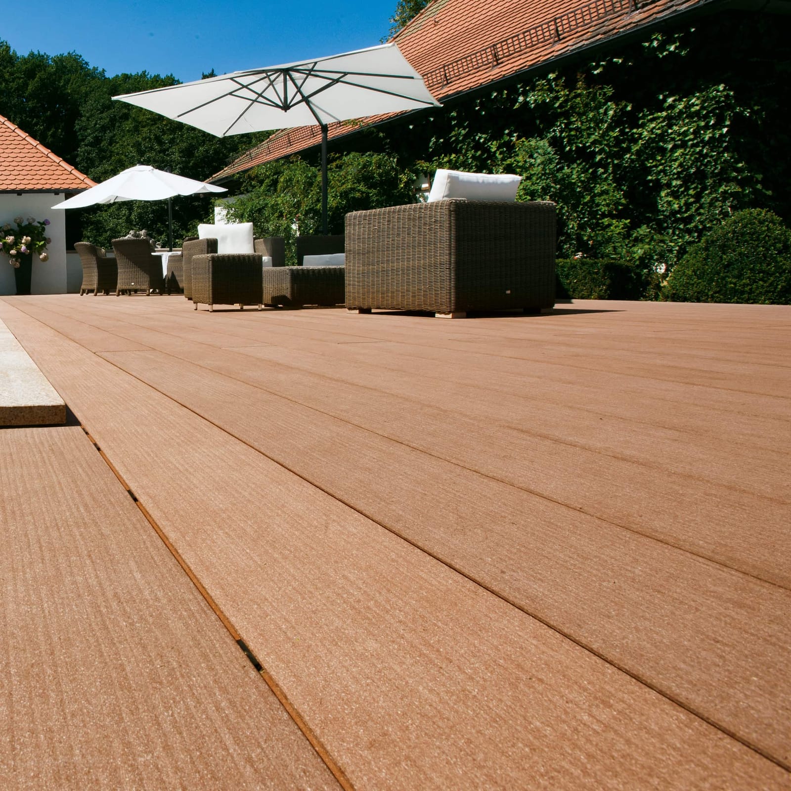 PREMIUM deck with a parasol (manufacturer photo)