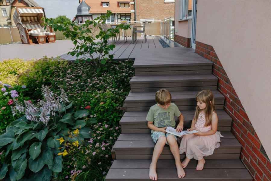 PREMIUM PLUS steps and deck (manufacturer photo)
