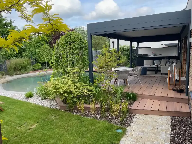 SIGNUM muskat deck by a garden pond (manufacturer photo)