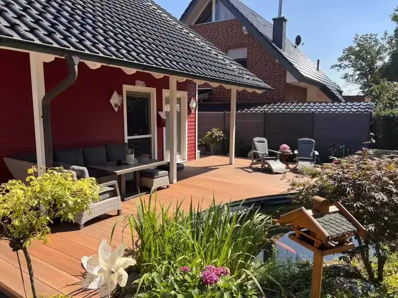 SIGNUM deck in front of a family home (manufacturer photo)