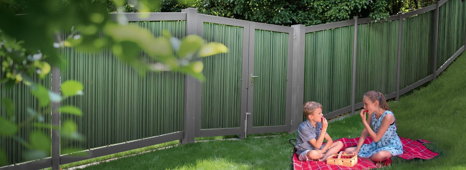 megawood LIMES Augusta panel fence in a garden (manufacturer photo)