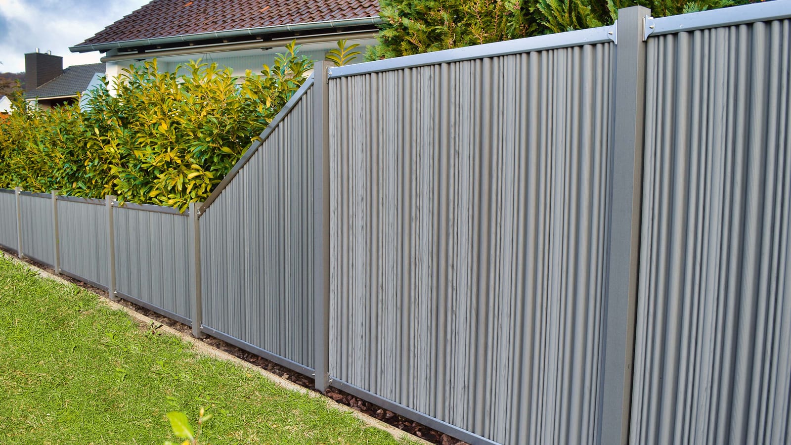 LIMES Augusta fluctus fence in a garden
