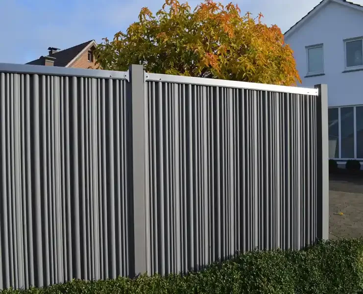 megawood LIMES Augusta fence with stainless steel rails (manufacturer photo)