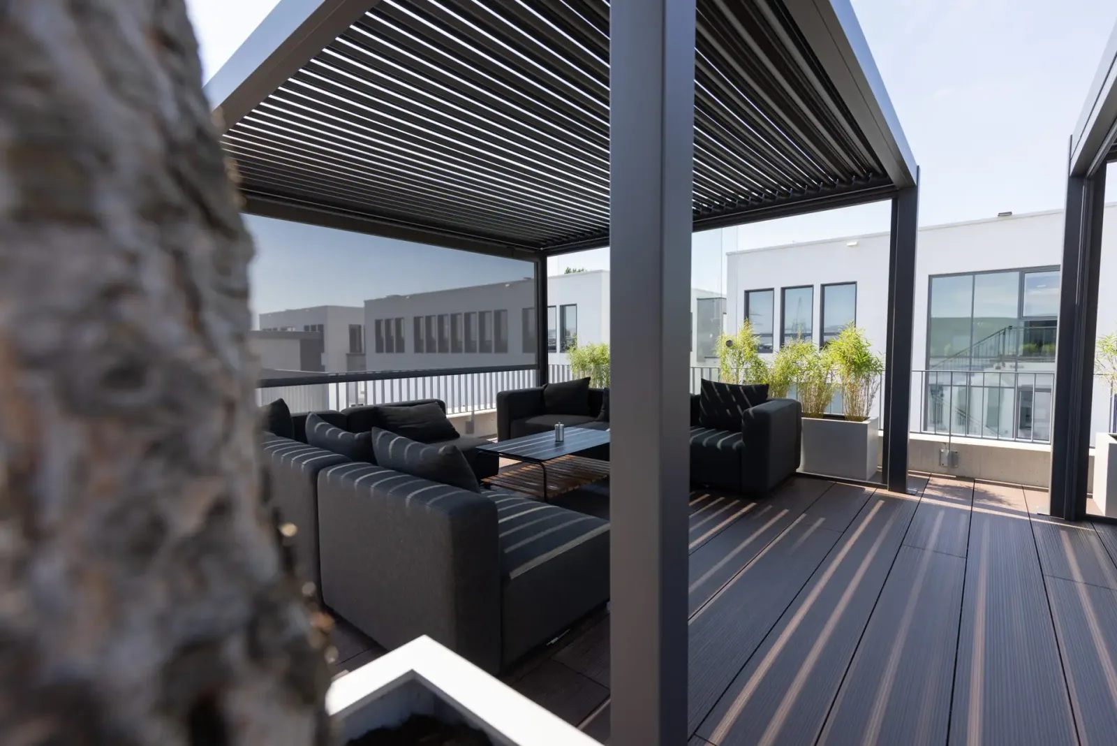 megawood DYNUM decking on a terrace with a pergola (manufacturer photo)