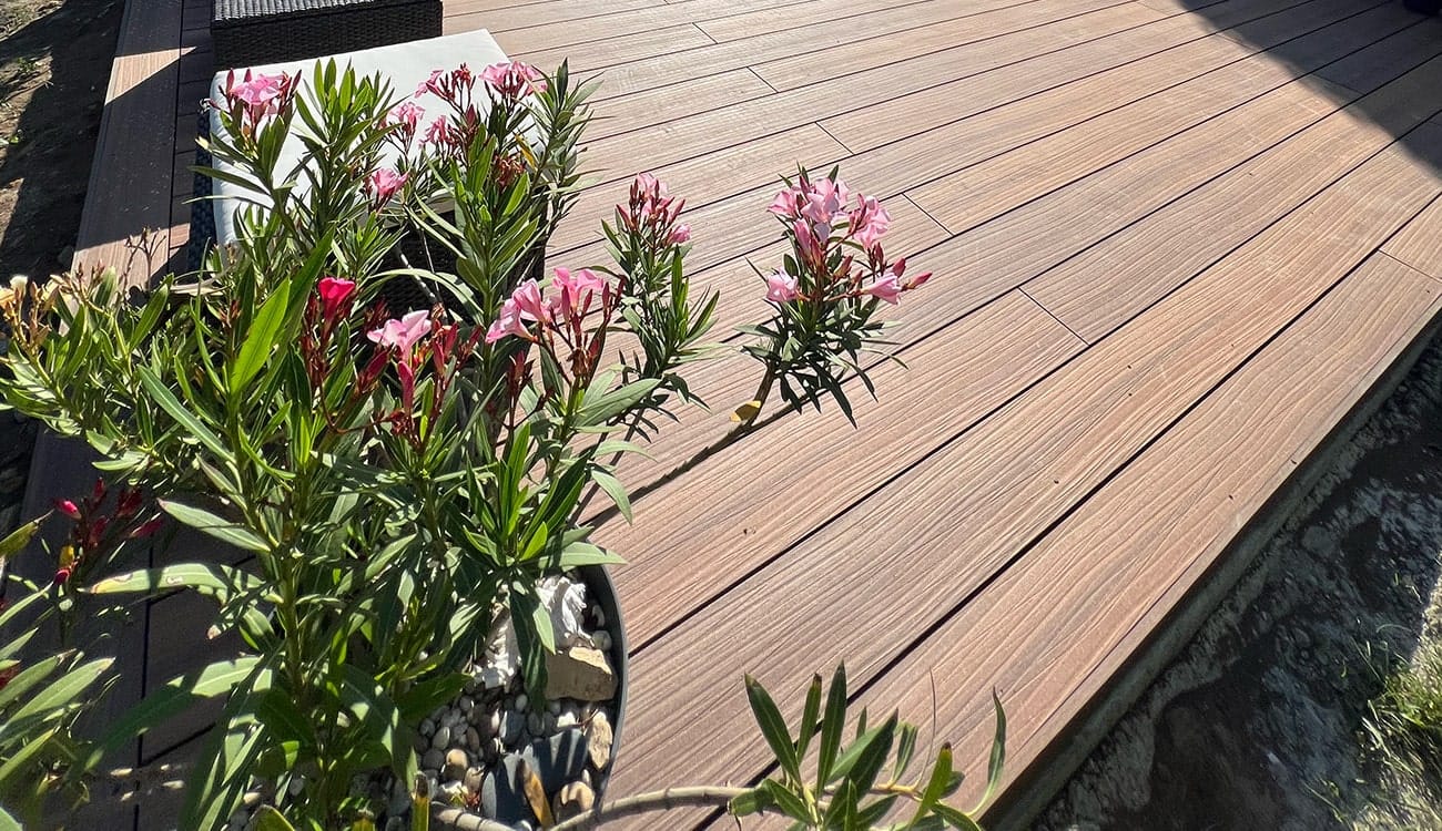 Edge and trim of a torroTIMBER DOLOMIT brown deck in Budaörs (reference photo)