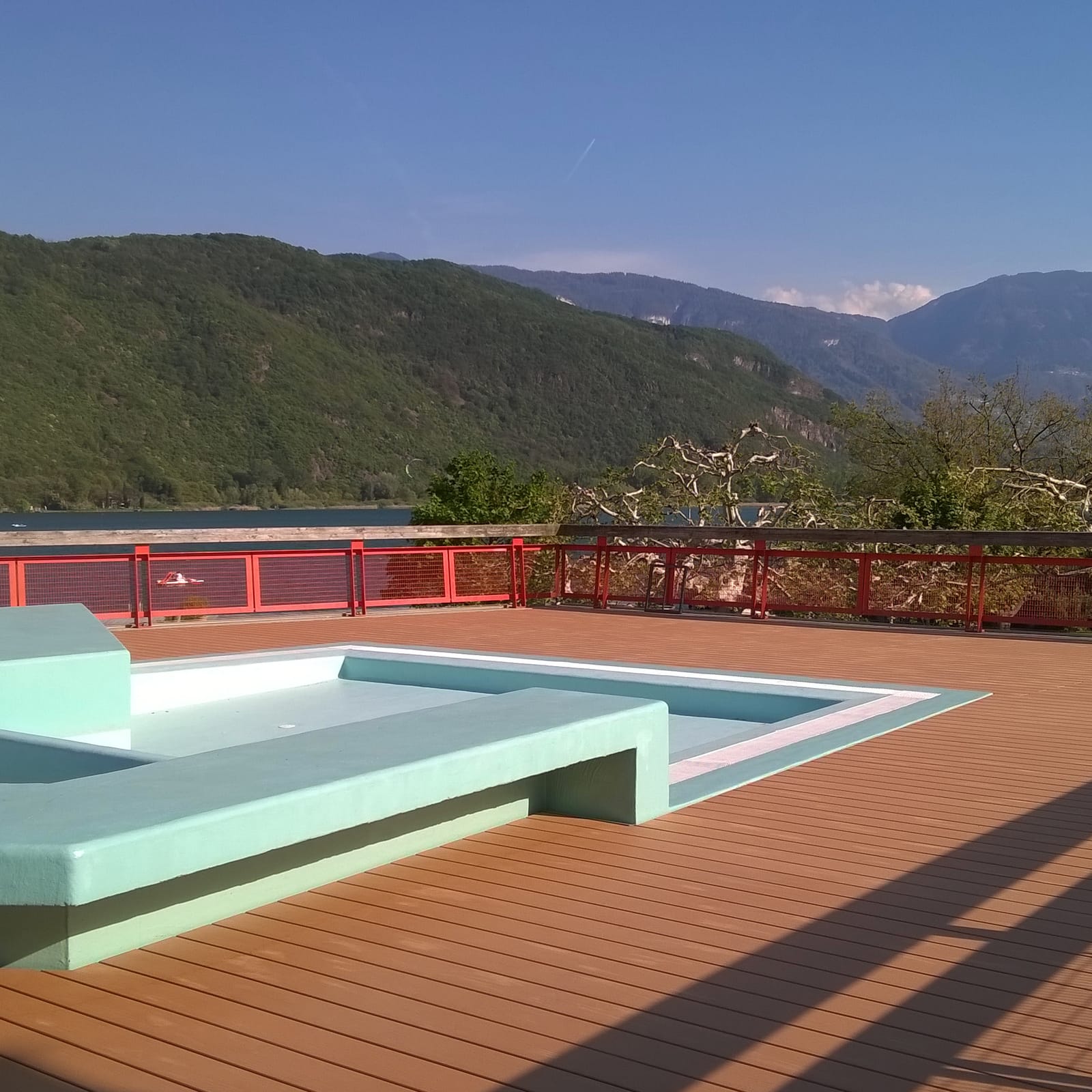 Lido on the Kalterer See, pool deck (manufacturer photo)