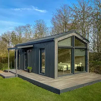 Tiny house in Denmark, with a SIGNUM deck (manufacturer photo)